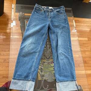 Universal Thread Women's High-Rise Cuffed Straight Leg Jeans